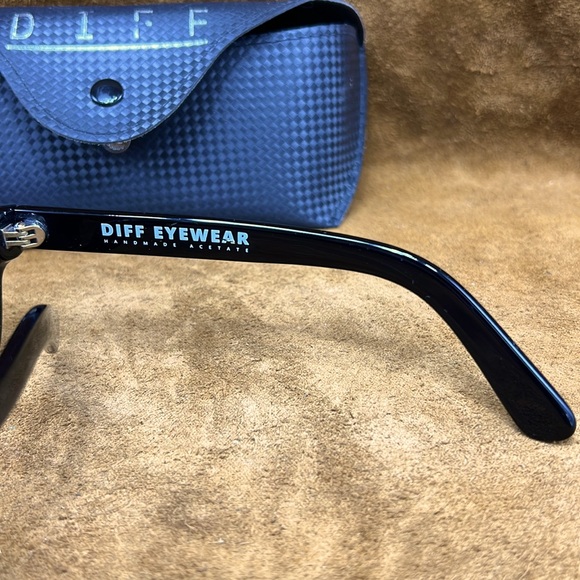 DIFF Mirrored Reflective Lens Sunglasses - Picture 9 of 9